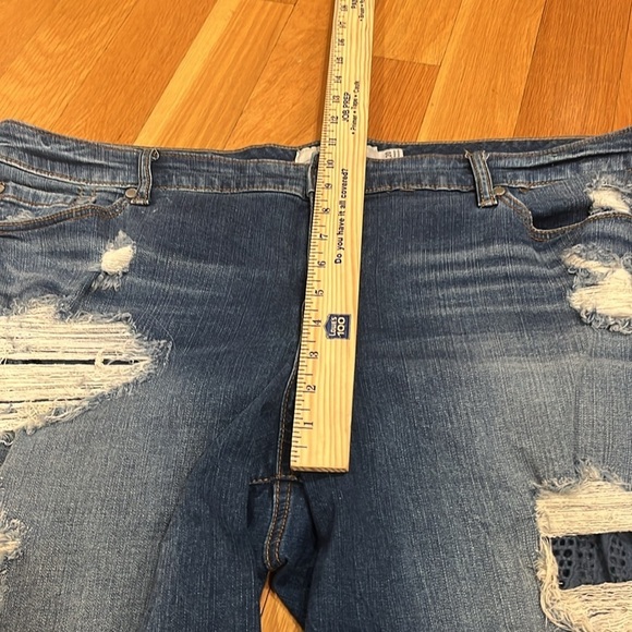 Torrid women’s distressed Bermuda Jean shorts size 20. - Picture 3 of 8